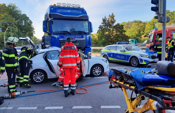 Verkehrsunfall mit technischer Rettung münchen02