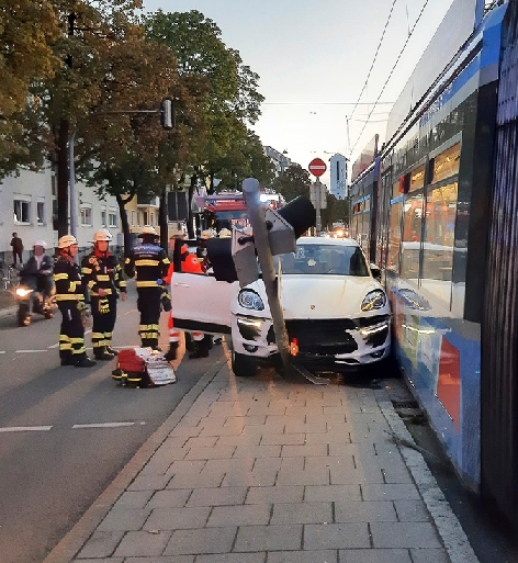 Pkw kollidiert mit Tram münchen03